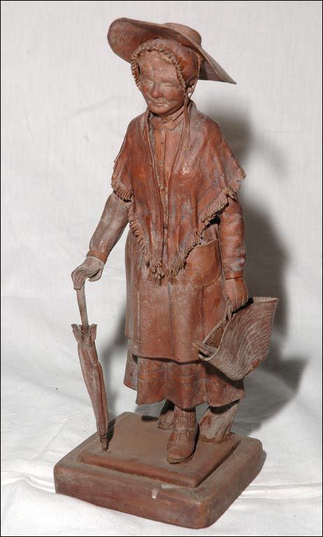 Statuette de paysanne provençale en cuir