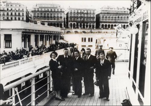 La délégation du Parti communiste français en Algérie, à bord du Ville d'Alger, en janvier 1939. Henri Fontaine, à droite, tient sa caméra à la main.